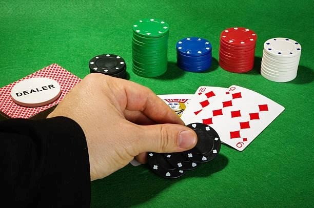 How Live Poker Communities Are Adapting to Digital Tools