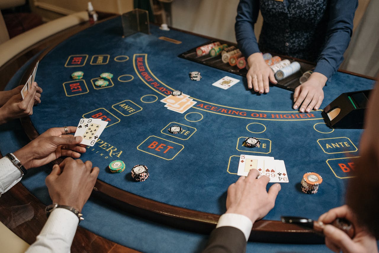 Table Talk & Silence: How Communication Shapes Live and Online Poker Strategy